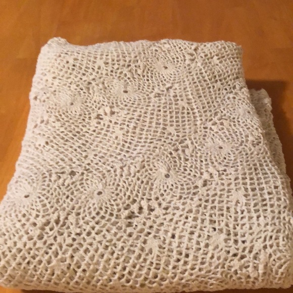 Vintage Crochet Table Cover - Picture 5 of 12